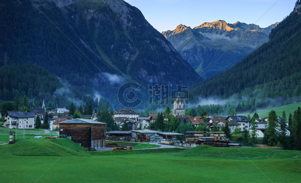 瑞士阿尔卑斯山脚下的著名旅游小镇贝尔金图片素材免费下载