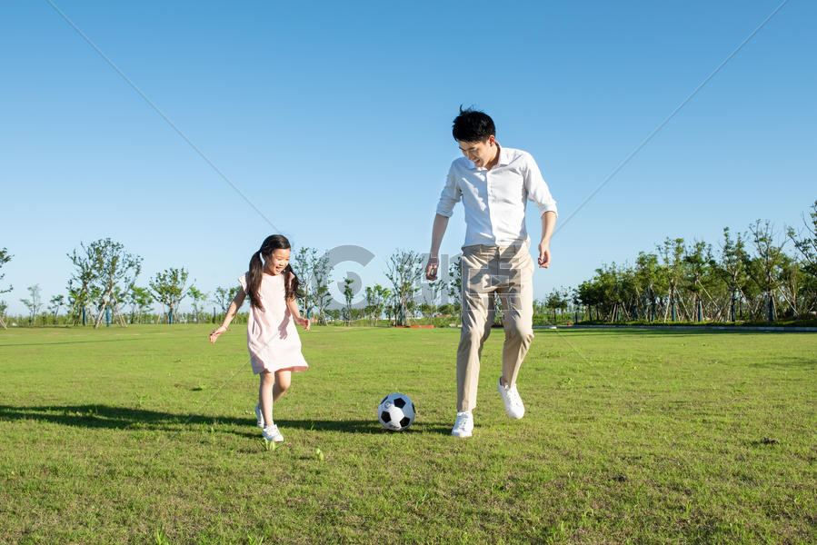 爸爸与孩子户外踢足球图片素材免费下载