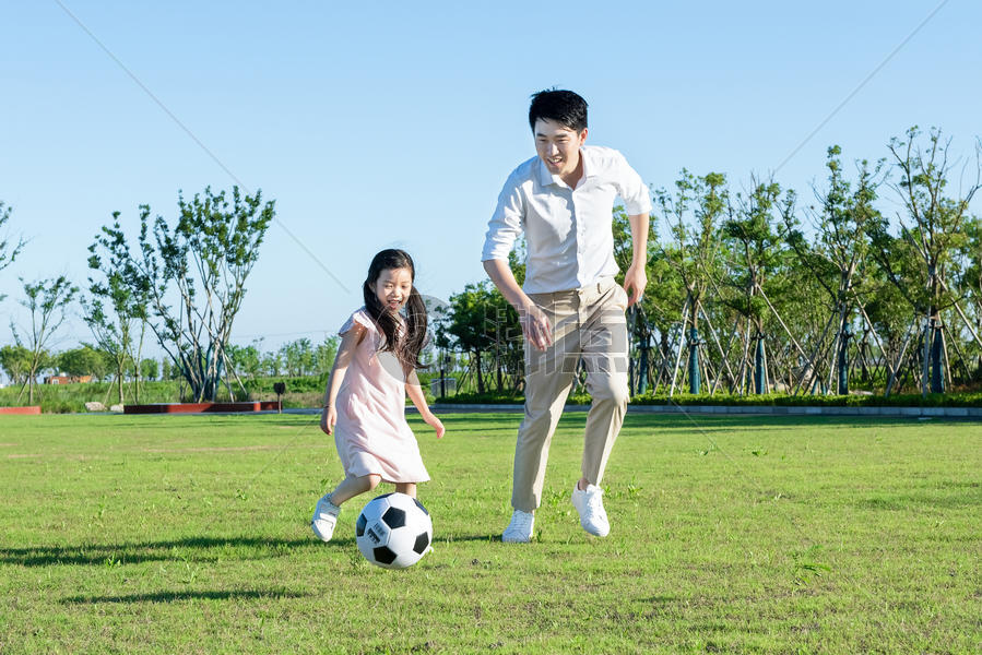 爸爸与孩子户外踢足球图片素材免费下载