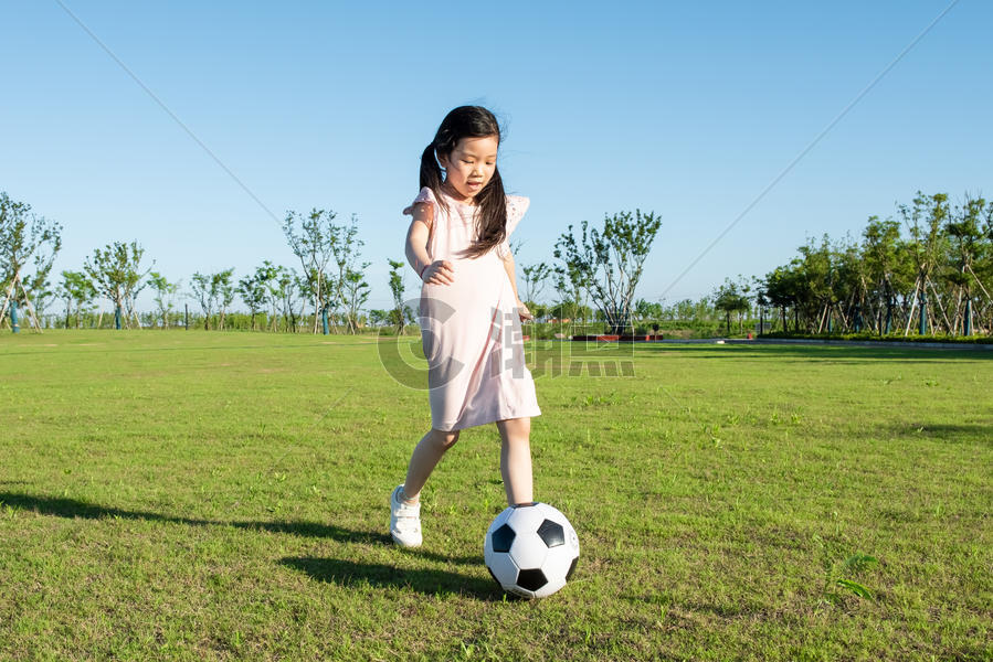 小孩子草地上踢足球图片素材免费下载