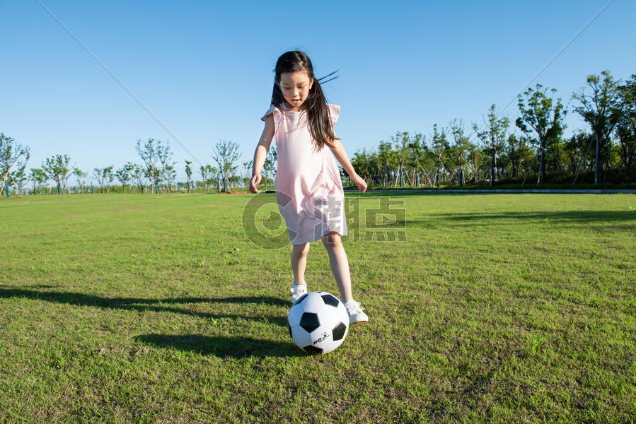 小孩子草地上踢足球图片素材免费下载