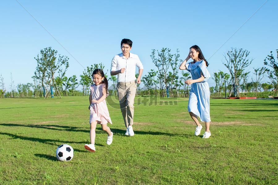 一家人户外游玩踢足球图片素材免费下载