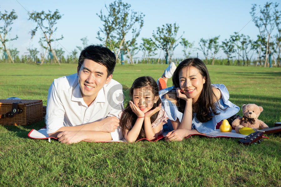 一家人趴在草地上玩耍图片素材免费下载