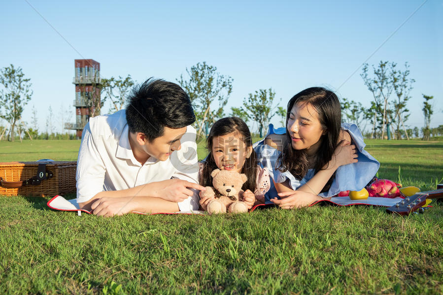 一家人趴在草地上玩耍图片素材免费下载