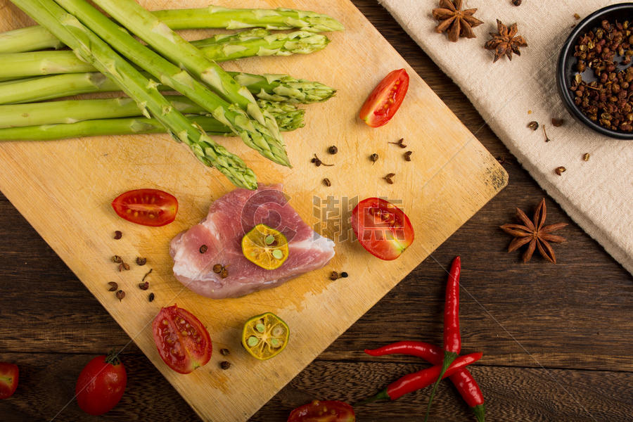 准备烹饪的绿色蔬菜芦笋图片素材免费下载