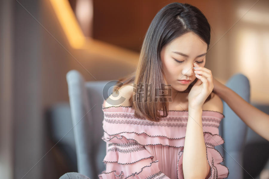 安慰伤心的闺蜜摄影图6720*4480图片素材免费下载-编号841272-潮点视频