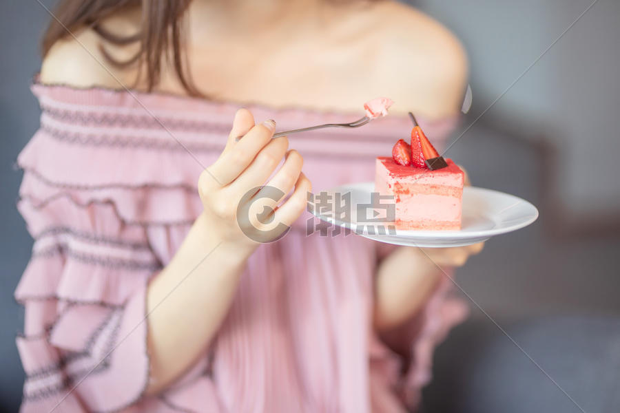 甜美的女生吃甜品图片素材免费下载