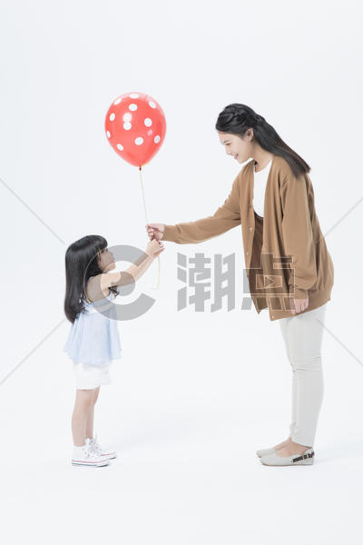 母女玩气球图片素材免费下载