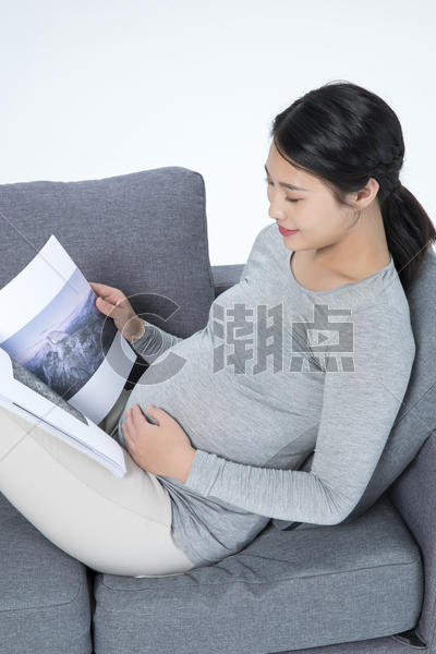 孕妇休闲看书图片素材免费下载