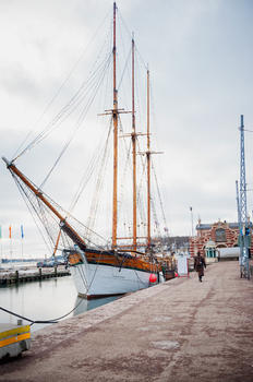芬兰赫尔辛基码头中世纪船舶图片素材免费下载