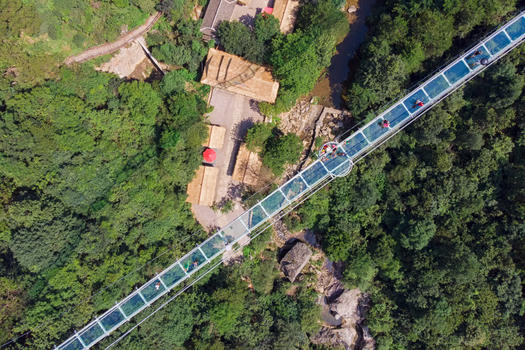 俯瞰湖北旅游恩施峡谷间的玻璃栈桥图片素材免费下载