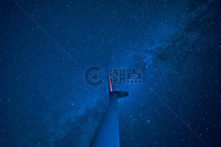 巨大风车上的银河星空图片素材免费下载