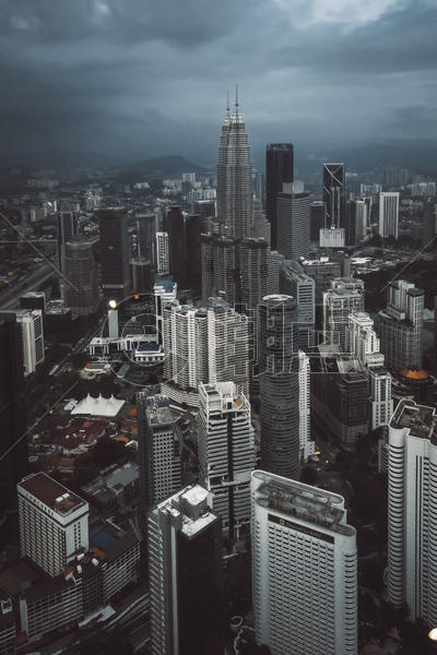 马来西亚乌云密布的城市建筑图片素材免费下载
