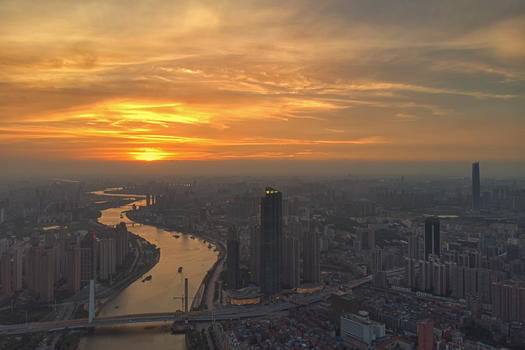 俯瞰夕阳下的城市蜿蜒江河余晖图片素材免费下载