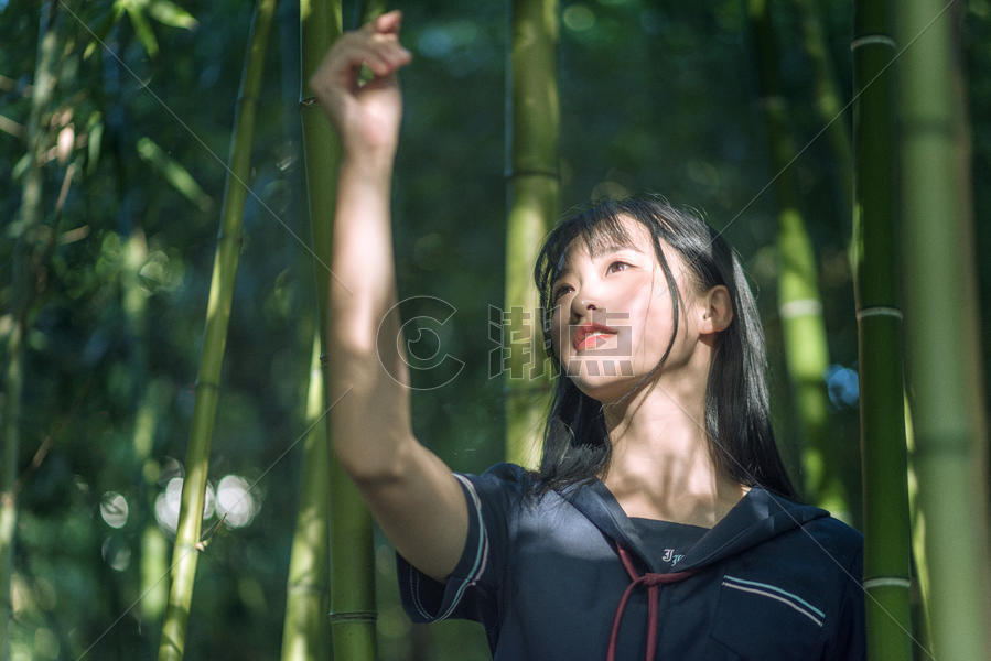 小清新美女在竹林中图片素材免费下载