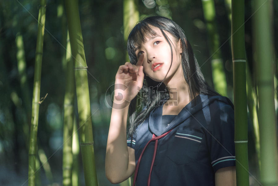 小清新美女在竹林中图片素材免费下载
