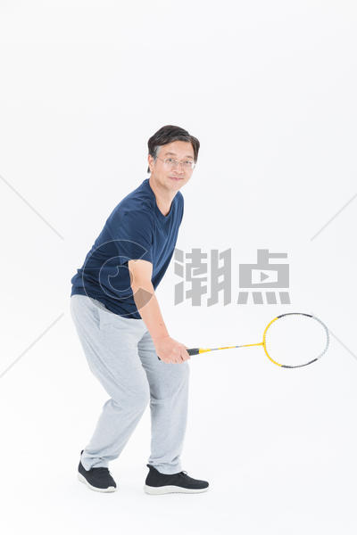 老年人运动健身打羽毛球图片素材免费下载