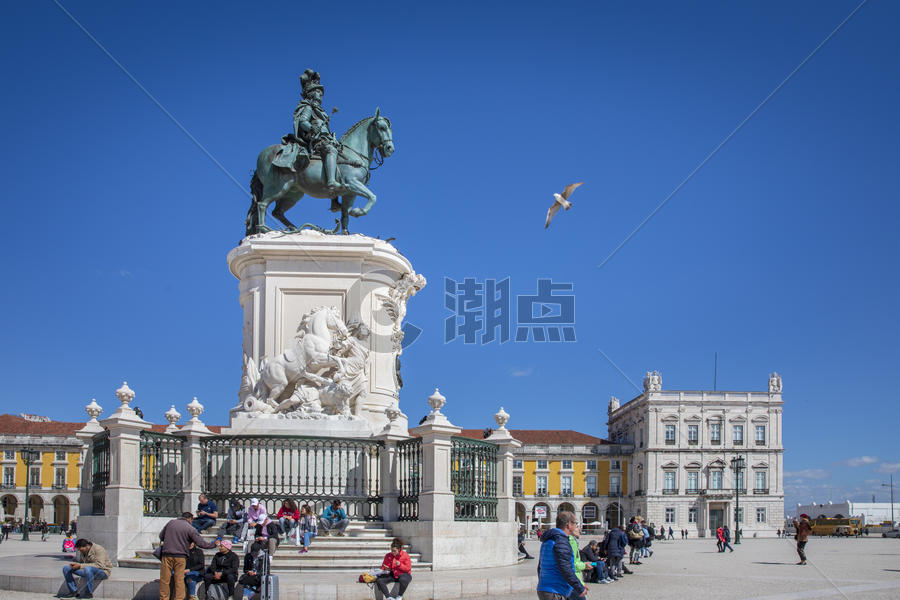 葡萄牙里斯本商业广场黑马广场约瑟一世青铜雕像图片素材免费下载