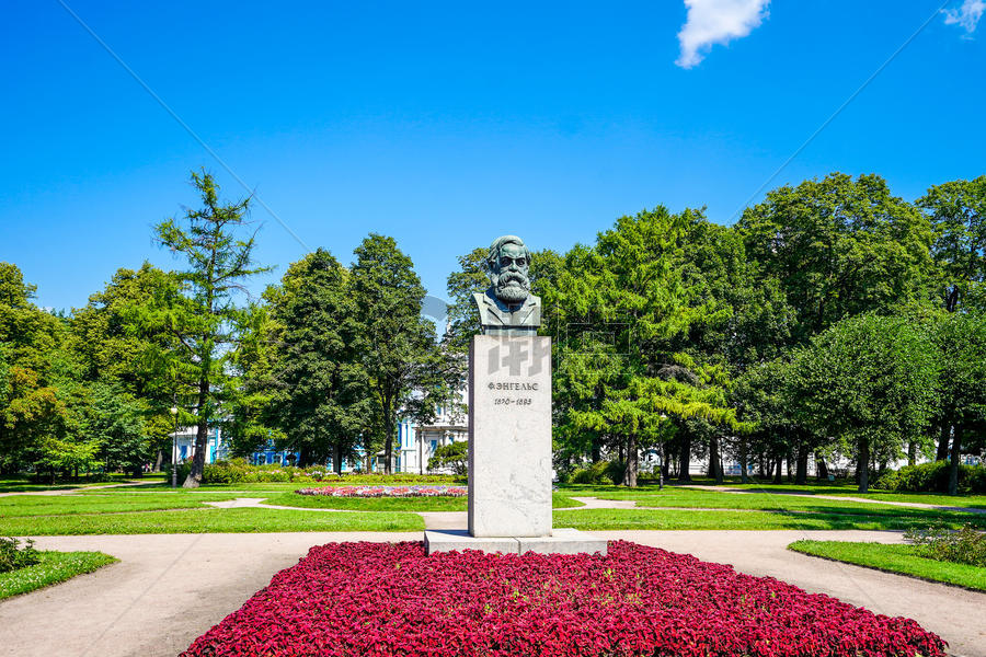 巴甫洛夫斯克的花园雕像图片素材免费下载