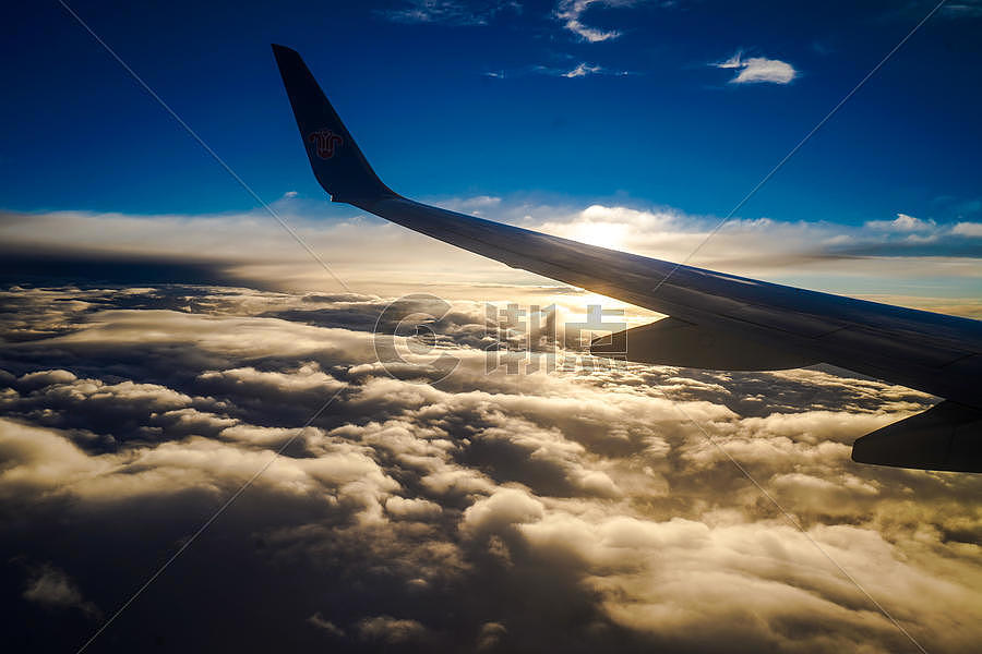 飞机飞过云层图片素材免费下载