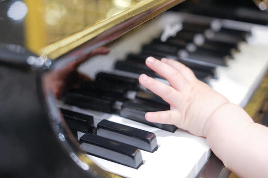 小宝宝弹钢琴早教图片素材免费下载