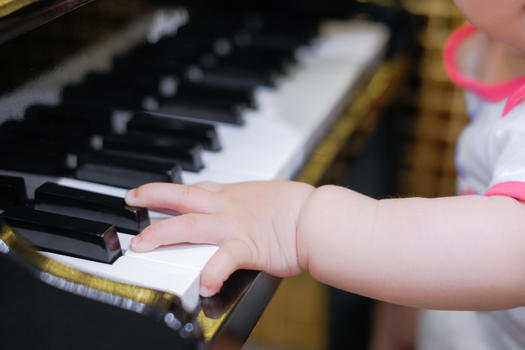 小宝宝弹钢琴早教图片素材免费下载