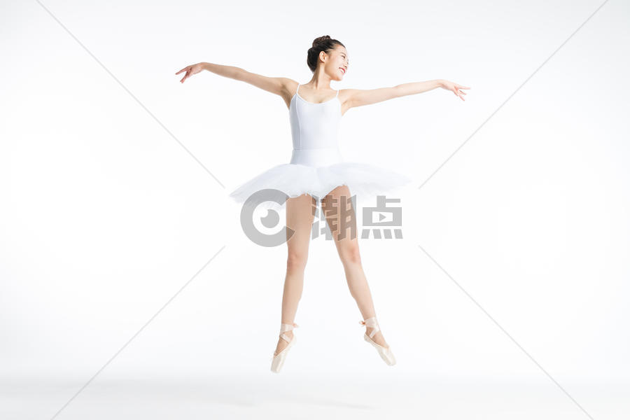 舞蹈美女芭蕾舞跳跃图片素材免费下载