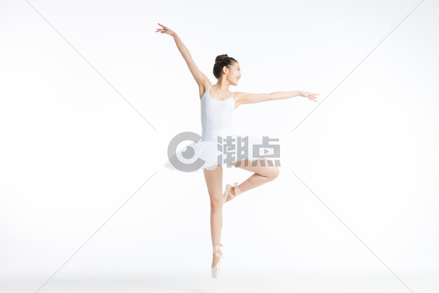 舞蹈美女芭蕾舞跳跃图片素材免费下载