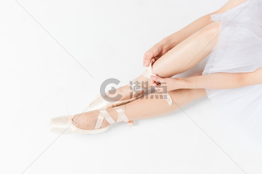 芭蕾舞女性绑舞鞋特写图片素材免费下载
