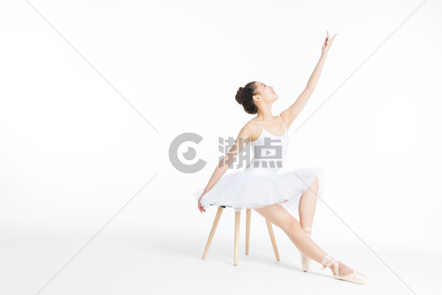芭蕾舞美女坐着跳舞图片素材免费下载