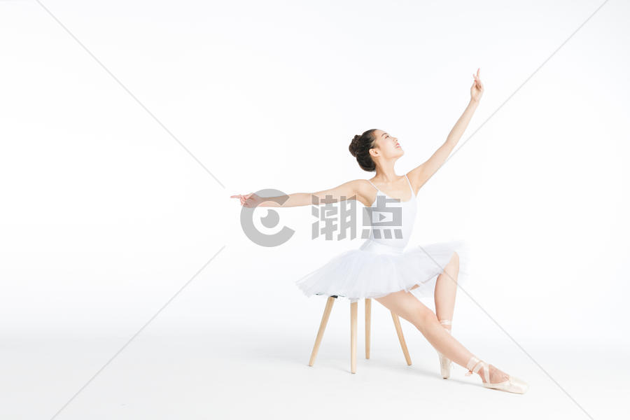 芭蕾舞美女坐着跳舞图片素材免费下载