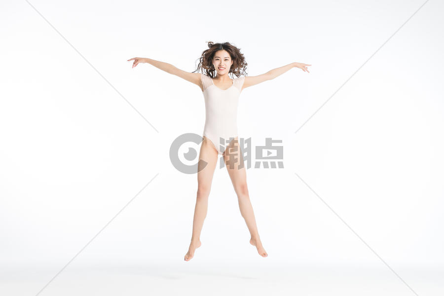 现代舞美女跳舞跳跃图片素材免费下载