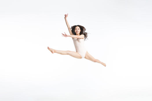 舞蹈美女跳现代舞跳跃图片素材免费下载