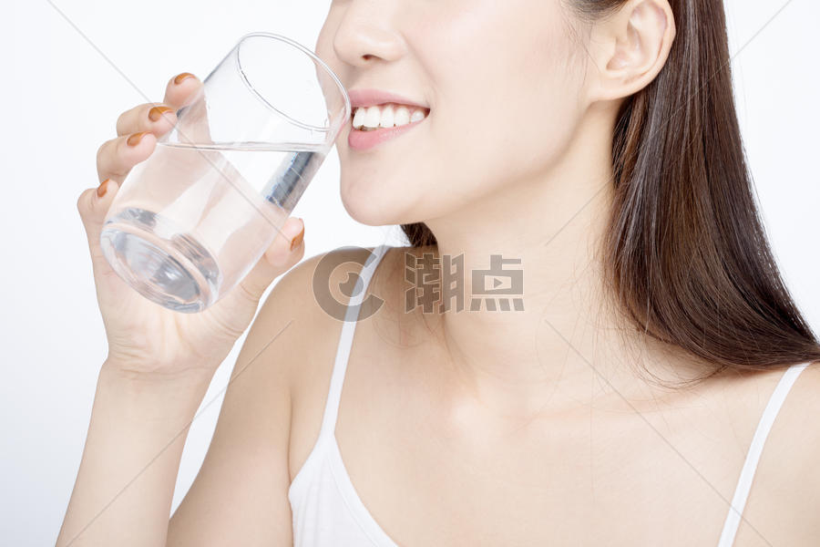 女性喝水健康生活图片素材免费下载