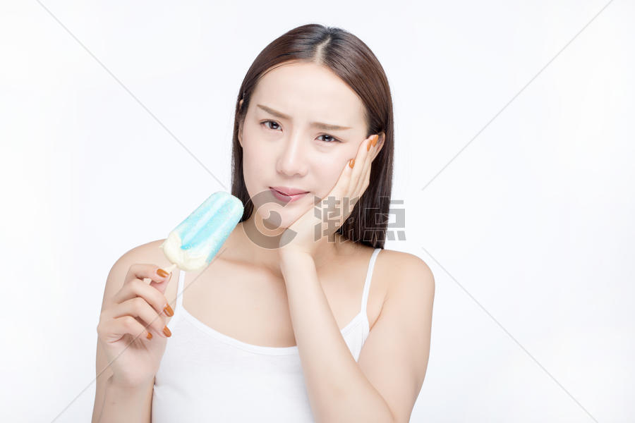 女性吃甜品蛀牙图片素材免费下载