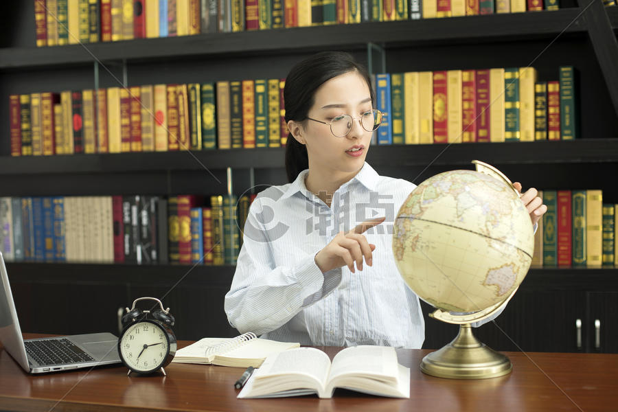 女学生学习地理图片素材免费下载