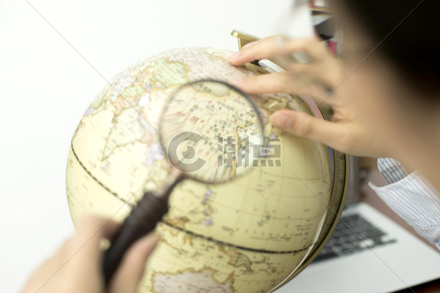 女学生学习地理图片素材免费下载
