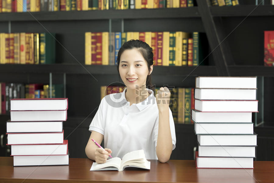 女学生高考复习图片素材免费下载