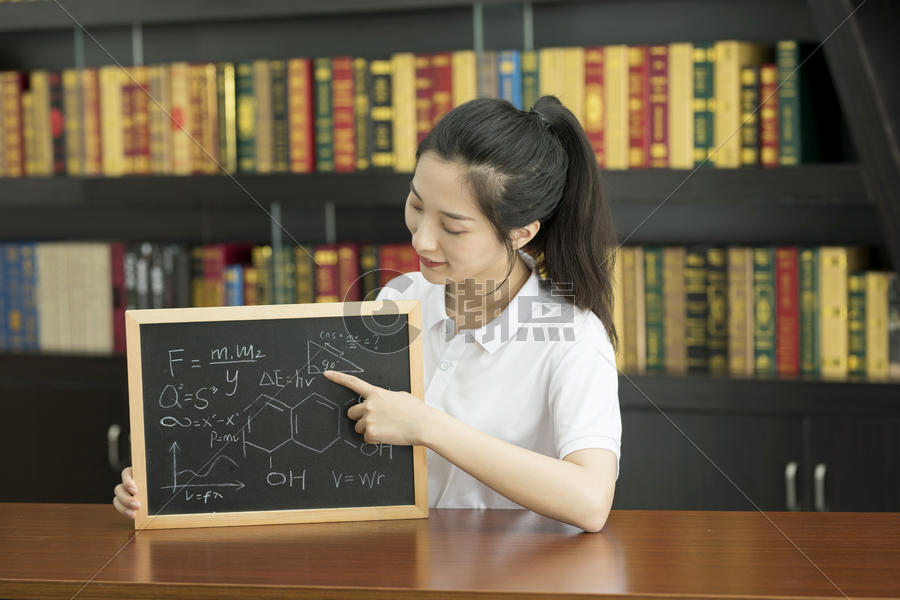 女大学生在学习数学图片素材免费下载