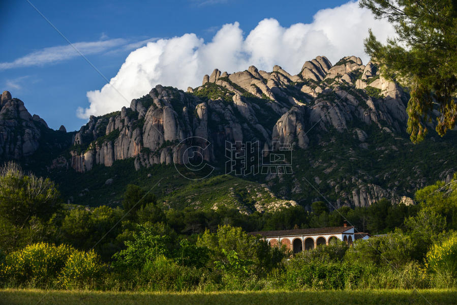 西班牙加泰罗尼亚地区著名游览圣地蒙特塞拉特山景色图片素材免费下载