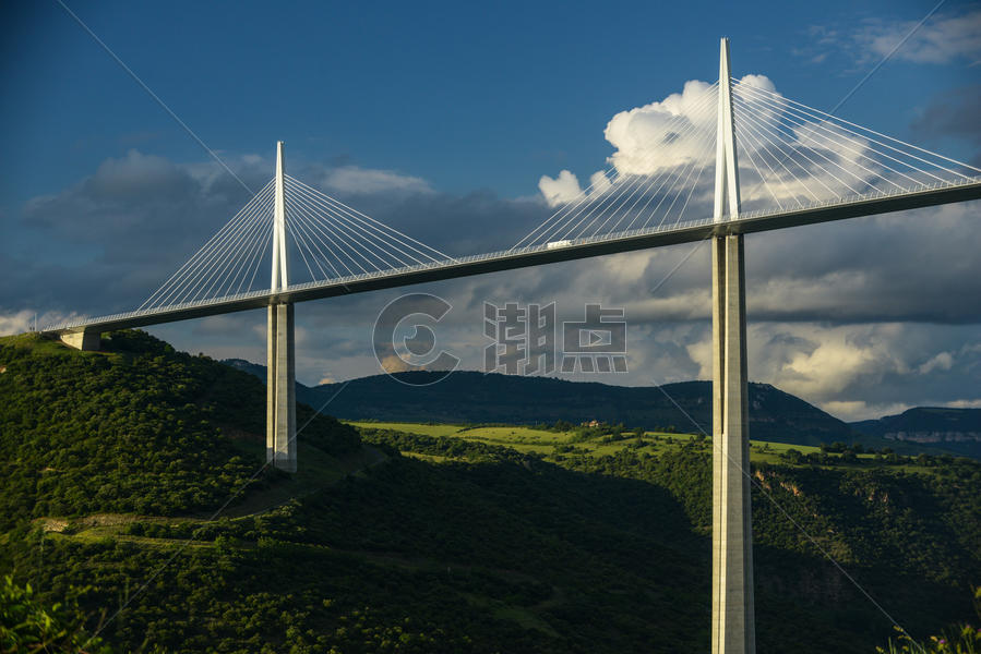 世界最高桥梁-法国阿韦龙地区米洛高架桥图片素材免费下载