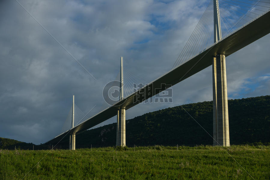 世界最高桥梁-法国阿韦龙地区米洛高架桥图片素材免费下载