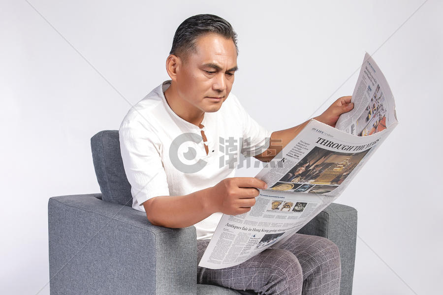 退休的中年男人看报纸图片素材免费下载