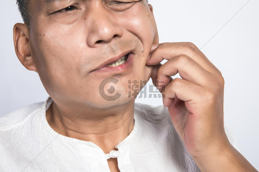 牙疼的中年男人图片素材免费下载