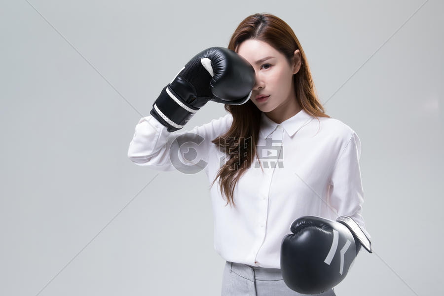 打拳击的白领美女图片素材免费下载