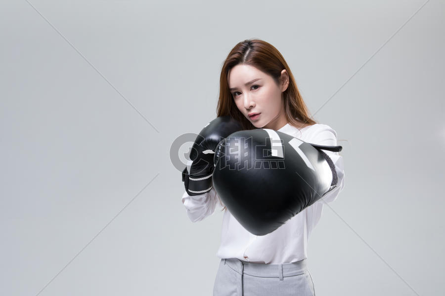 打拳击的白领美女图片素材免费下载