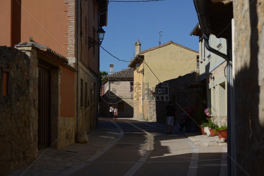 西班牙朝圣之路经过的卡斯特罗赫里斯小镇图片素材免费下载