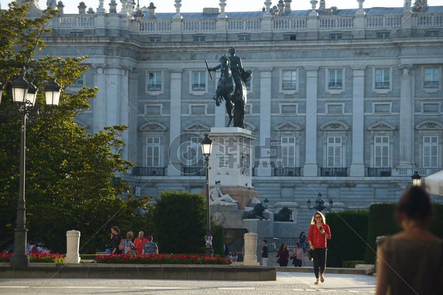 西班牙马德里王宫前的广场图片素材免费下载