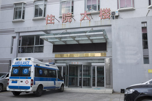 救护车停在住院大楼前图片素材免费下载