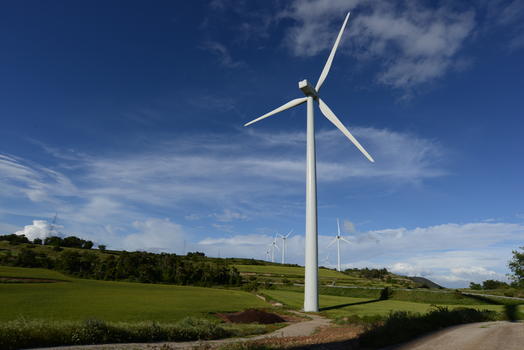 西班牙加泰罗尼亚地区的风力发电机图片素材免费下载